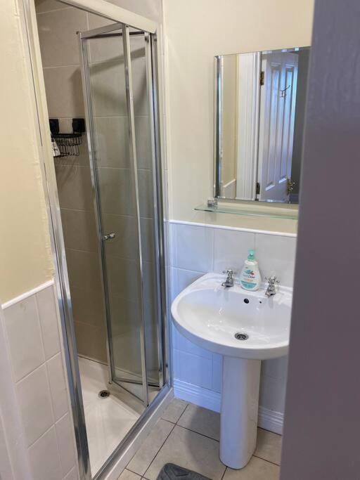 2 Bed Cosy Apartment In Heart Of Mullingar. Bagian luar foto
